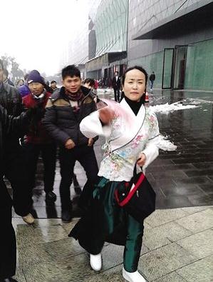 宁波青衣女子广场沿路抛撒百元钞票引市民哄抢，称我撒钱别人捡钱就是快乐