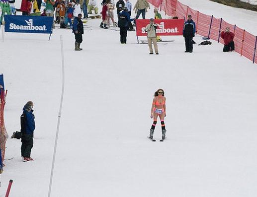 美丽冻人：比基尼美女穿着比基尼去滑雪，不怕寒冷不怕走光