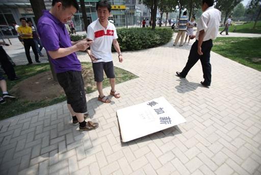 妙龄女郎当众脱衣举起“要加薪”的牌子，碉堡了，对面写字楼女白领脱光求老板加薪