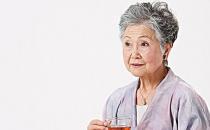 老年人适量喝水有助治心绞痛