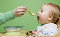 6种错误吃饭方式损害宝宝健康