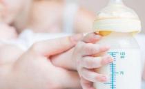 婴儿喝一半的奶怎么保存 解冻母乳用多少度水温