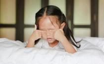 儿童频繁眨眼是缺什么 儿童眼睛抽搐是什么原因引起的